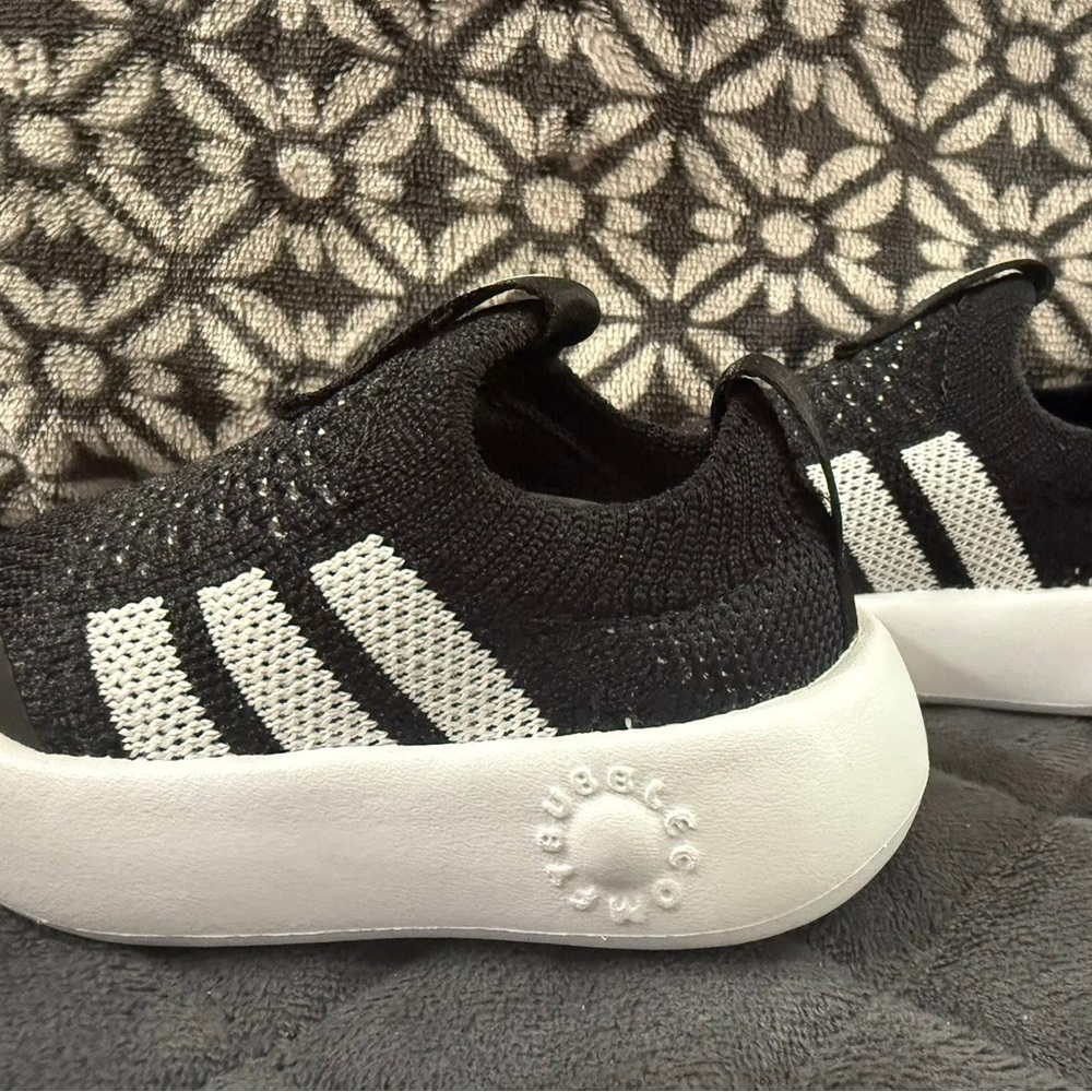 adidas Kids Black and White Knit Sneakers size 4K